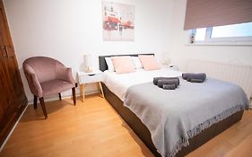 Bright And Spacious One Bedroom Apparment, Free Parking
